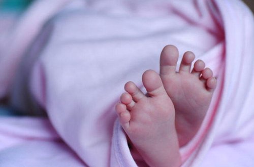 Gənc qadın körpəsini ağladığına görə döyüb öldürdü