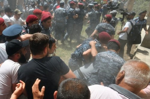 Ermənistanda etiraz aksiyalarında zorakılıq halları artıb