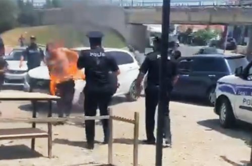 Sevgilisinə görə özünü polis bölməsinin önündə yandırdı - Bakıda insident