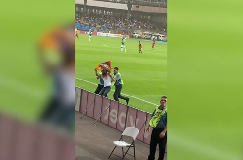 İrəvanda futbol matçında etirazçılarla polis arasında toqquşma - Video