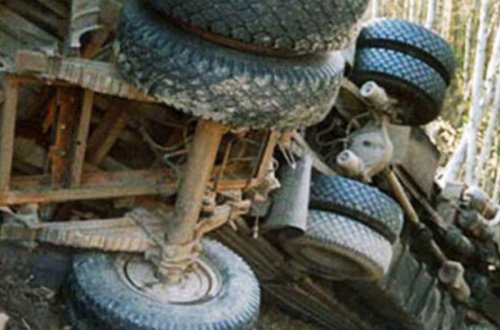 Ermənistanda hərbçilərin olduğu yük maşını aşıb, 11 hərbçi yaralanıb