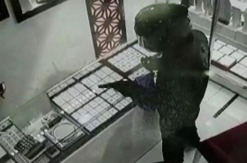 Satıcını silahla hədələyərək zərgərlik mağazasında quldurluq etdi - ANBAAN VİDEO