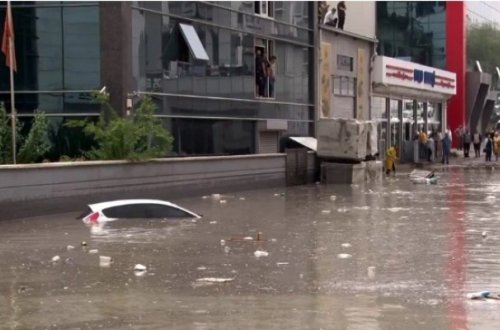 Ankarada güclü yağış, küçələri su basdı - Fotolar