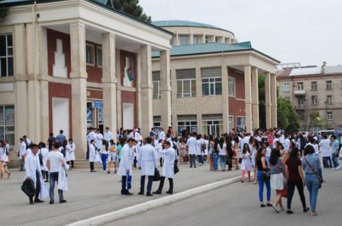 ​Universitetdə tələbələrə qoyulan geyim qadağası tənqid edildi - Foto