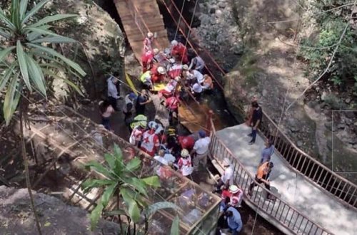 Meksikada asma körpü uçub: 25 YARALI