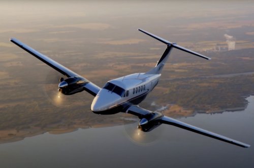 В Китае легкомоторный самолет упал на дом, есть погибший и раненые