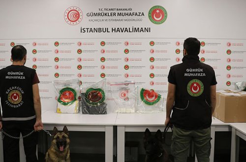 Bakıdan İstanbula uçan sərnişindən 30 kq kokain götürüldü - Video