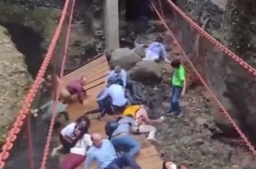Meksikada açılış mərasimində körpü uçdu: Bələdiyyə sədri və onlarla adam yaralandı