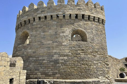 Qala divarlarını korlayan şəxs saxlanıldı