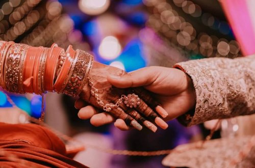 Hindistanda maraqlı toy: 24 yaşlı qadın özü ilə evləndi