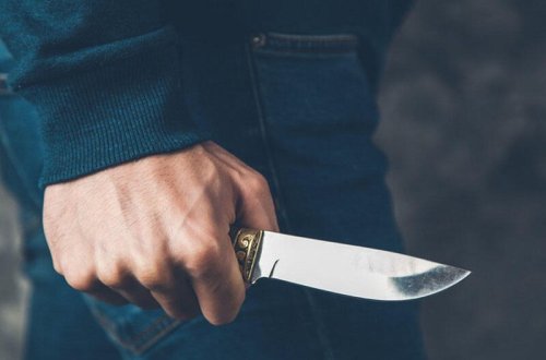 Sumqayıtda 15 yaşlı oğlan bıçaqlanıb, anası özünü binadan yerə atıb