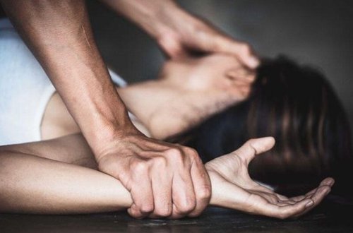 Rusiyalı zorlayıb öldürdüyü qızın cəsədi üzərinə beton tökdü - VİDEO