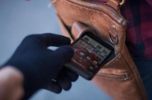 Bakı metrosunda qadının cibindən telefonu oğurlanıb