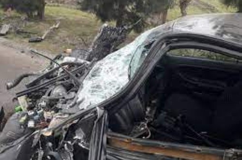 Maşınını ağaca çırpdı, öldü