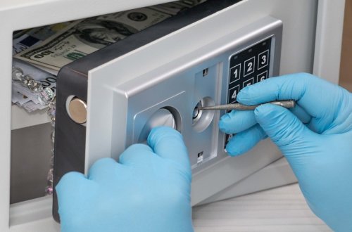 Bakıda evdən 5000 manat pul oğurlanıb