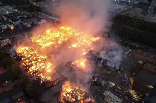 İngiltərədə kağız fabrikində yanğın baş verib