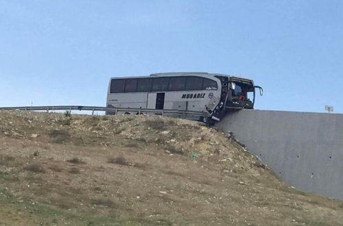 Məktəblilərin qəzaya düşdüyü avtobusun sürücüsü: Özüm onu daşa vuraraq... - VİDEO