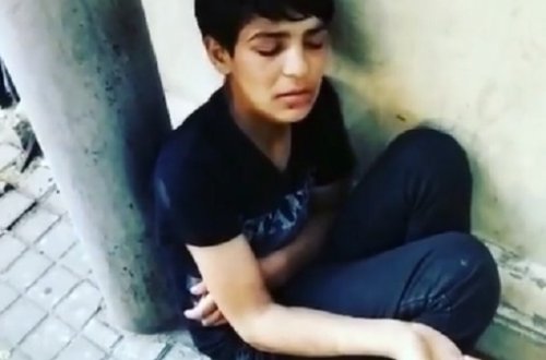 Narkoloji dispanserdən buraxılan 15 yaşlı Ruslan küçədə dilənçilik edir - VİDEO
