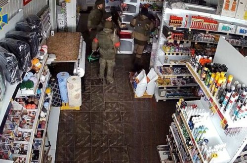 Rusiya hərbçiləri mağazanın qapılarını sındırıb qarət həyata keçirdilər