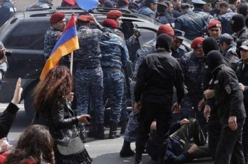 Ermənistanda mitinqlər müxalif deputatları ziyana salacaq