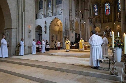 196 din xadimi yüzlərlə uşağı cinsi istismara məruz qoyub