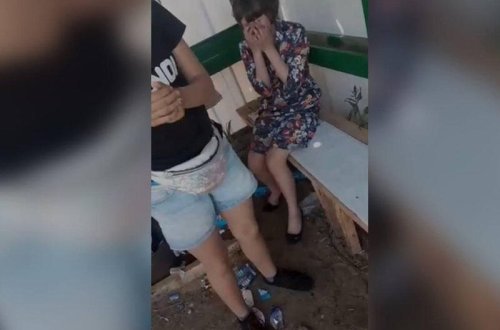 Məktəbli qızlar 11 yaşlı qızı vəhşicəsinə döyərək təqaüdçü ilə cinsi əlaqəyə girməyə məcbur etdilər