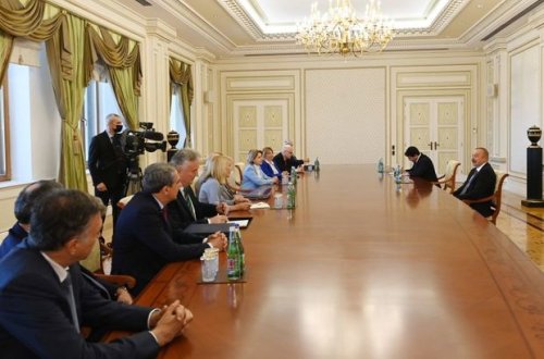 İlham Əliyev Nizami Gəncəvi Beynəlxalq Mərkəzinin rəsmilərini qəbul edib - FOTO