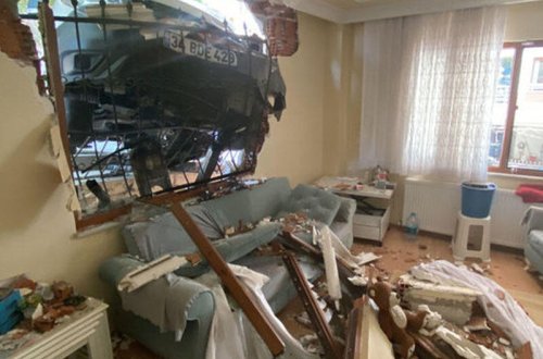 Avtomobil binanın birinci mərtəbəsindəki evə girdi - VİDEO