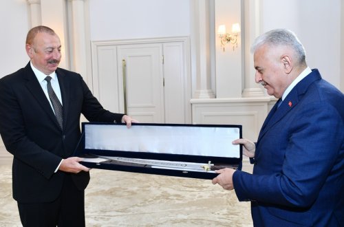 Президенту Ильхаму Алиеву подарили копию сабли Фатеха султана Мехмеда