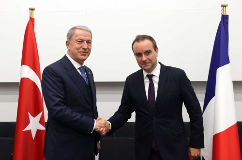 Akar fransalı həmkarı ilə görüşüb