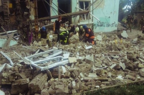 Ukraynada insanların sığındığı binaya zərbə endirilib, dörd nəfər həlak olub - FOTO