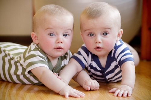 Azərbaycanda doğulan əkiz və üçəmlərin sayı açıqlanıb