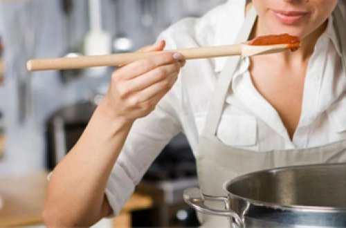 Mətbəxdə ofisiantla cinsi əlaqədə oldu