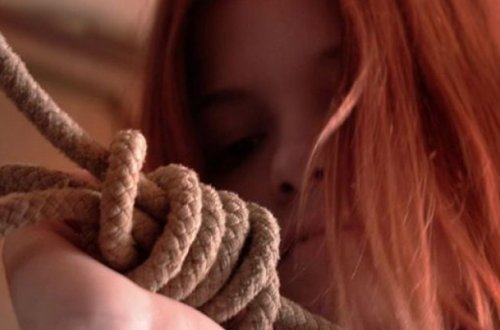 Bakıda 16 yaşlı qız özünü sanitar qovşaqda asdı