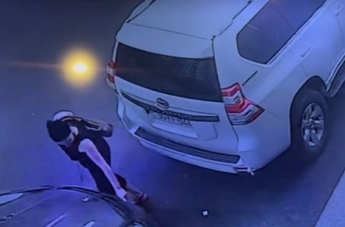 Bakıda qadın lüks avtomobili qəsdən cızdı - VİDEO