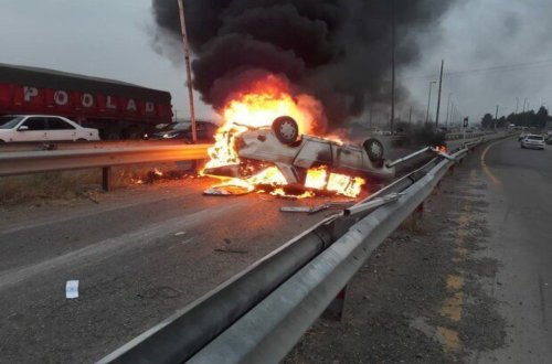 İranda yol qəzasında 3 nəfər yanaraq ölüb