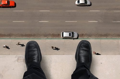 Bakıda kişi intihara cəhd edir