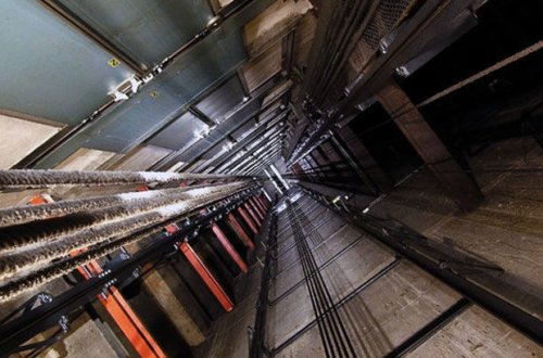 Bakıda çoxmərtəbəli binanın lifti qırıldı: Yaralılar var