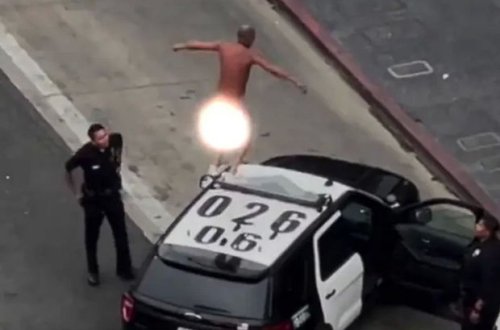 ABŞ-da çılpaq kişinin polis maşını üzərində rəqsi gündəm oldu - VİDEO