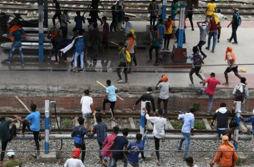 Hindistanda hərbi islahatlara etiraz olaraq qatarları yandırıblar