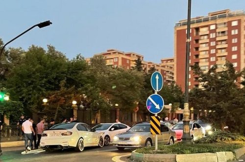 Bakıda üç avtomobil toqquşub, xəsarət alan var