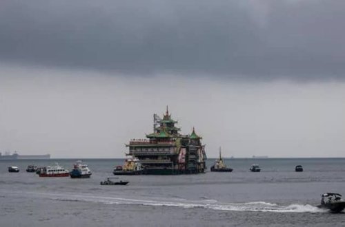 Honq-Konqun simvolu olan üzən restoran dənizində batıb