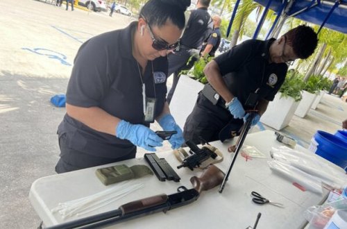 Mayami polisi ukraynalılara göndərmək üçün şəhər əhalisindən silah alır - FOTO