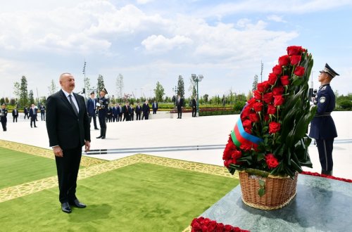 Prezident İlham Əliyev Daşkənddə Müstəqillik abidəsini ziyarət edib - YENİLƏNİB