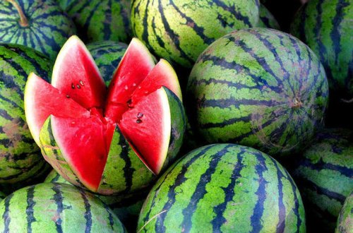 Yük maşınından 25 ton qarpız töküldü - VİDEO