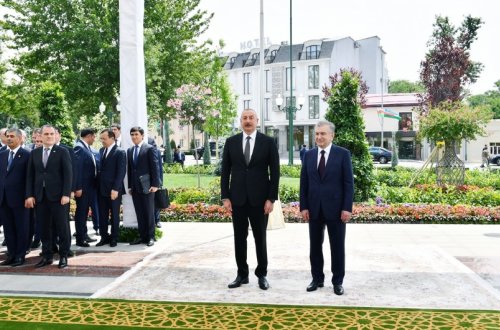 Özbəkistan Prezidenti Füzulinin əlyazmalarından birini İlham Əliyevə hədiyyə edib