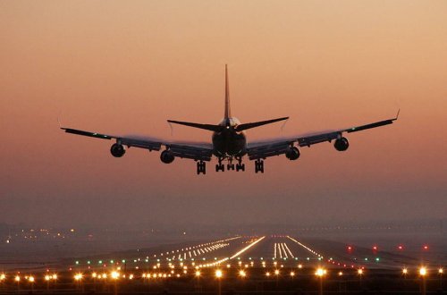 В США самолет с 126 пассажирами загорелся при посадке, есть пострадавшие