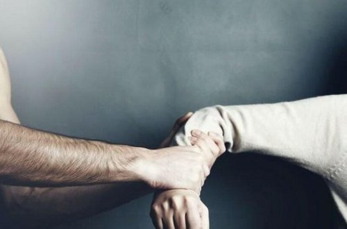 Tərtərdə 21 yaşlı qızı iki dəfə qaçırdılar: Anasının yanında döyüb, nömrəsiz maşınla aparıblar - İDDİA