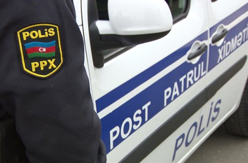 Küçədə dava düşdü, polisin formasını zədələdilər