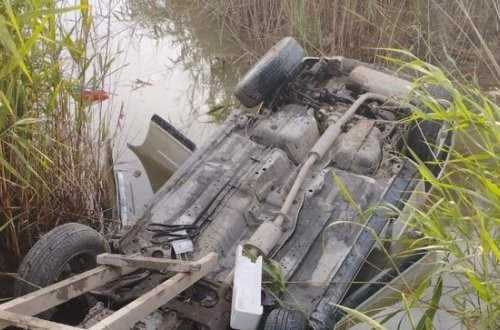 Kürdəmirdə avtomobil su kanalına aşıb, bir ailənin 4 üzvü xəsarət alıb